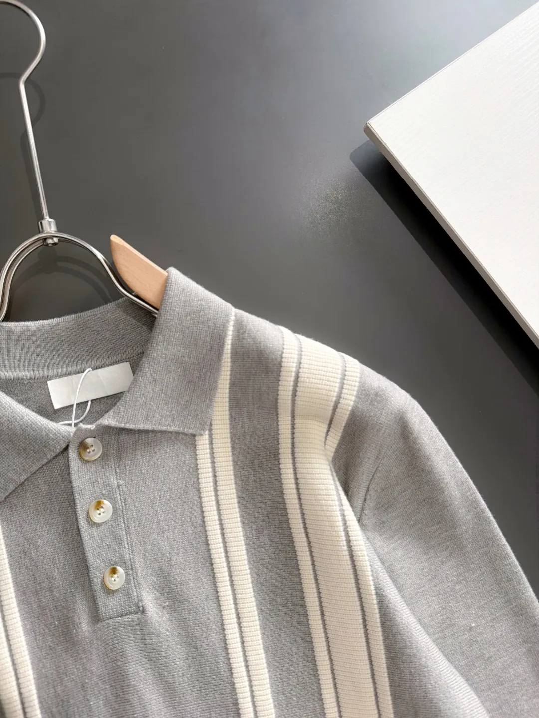 Next day shipping P195 Hermès 2026 Autumn and Winter latest sweater from the official website, now on sale at the counter simultaneously Hot Sale! Specially made of wool blended fabric. It feels comfortable and can be directly in contact with the skin. The logo badge is exquisitely embroidered, which is extremely eye-catching! The details highlight the fashionable charm of big brands. Exquisite workmanship. Three-dimensional cutting style. The wearing effect is invincible and handsome! All three standards are complete! Sizes:M-3XL